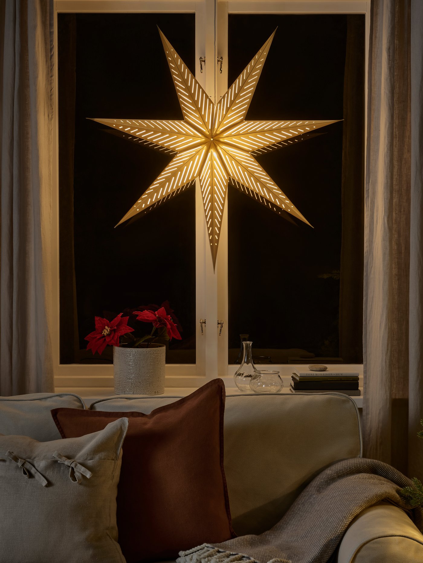 Ein weiß goldener leuchtender Stern aus unserer STRÅLA Serie.