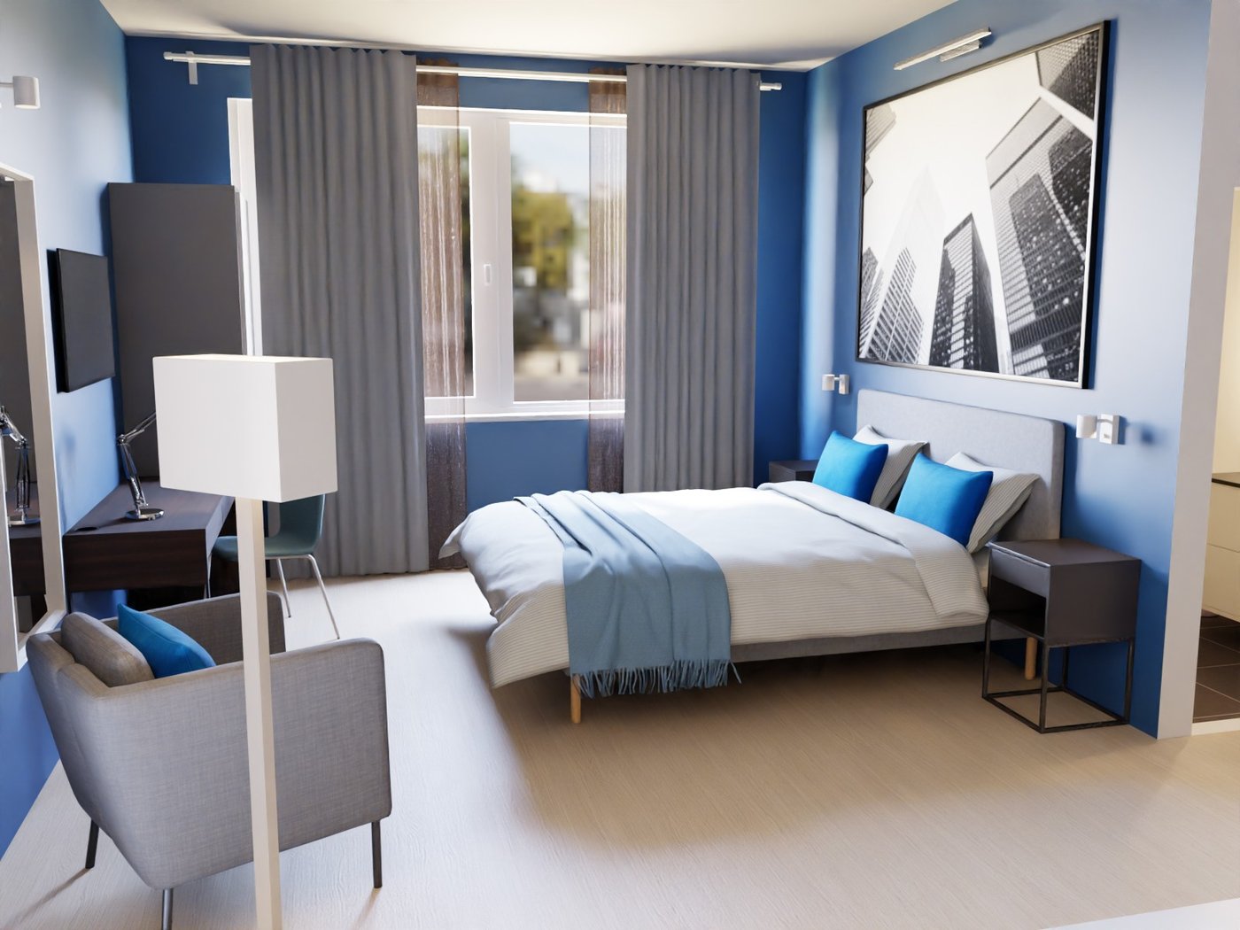 Teil eines Hotelzimmers. Im Hintergrund ein Doppelbett mit Nachttisch. Über dem Bett ein großes Bild. Links ein Schreibtisch und ein Schrank. Im Vordergrund links eine Stehleuchte und ein Sessel.