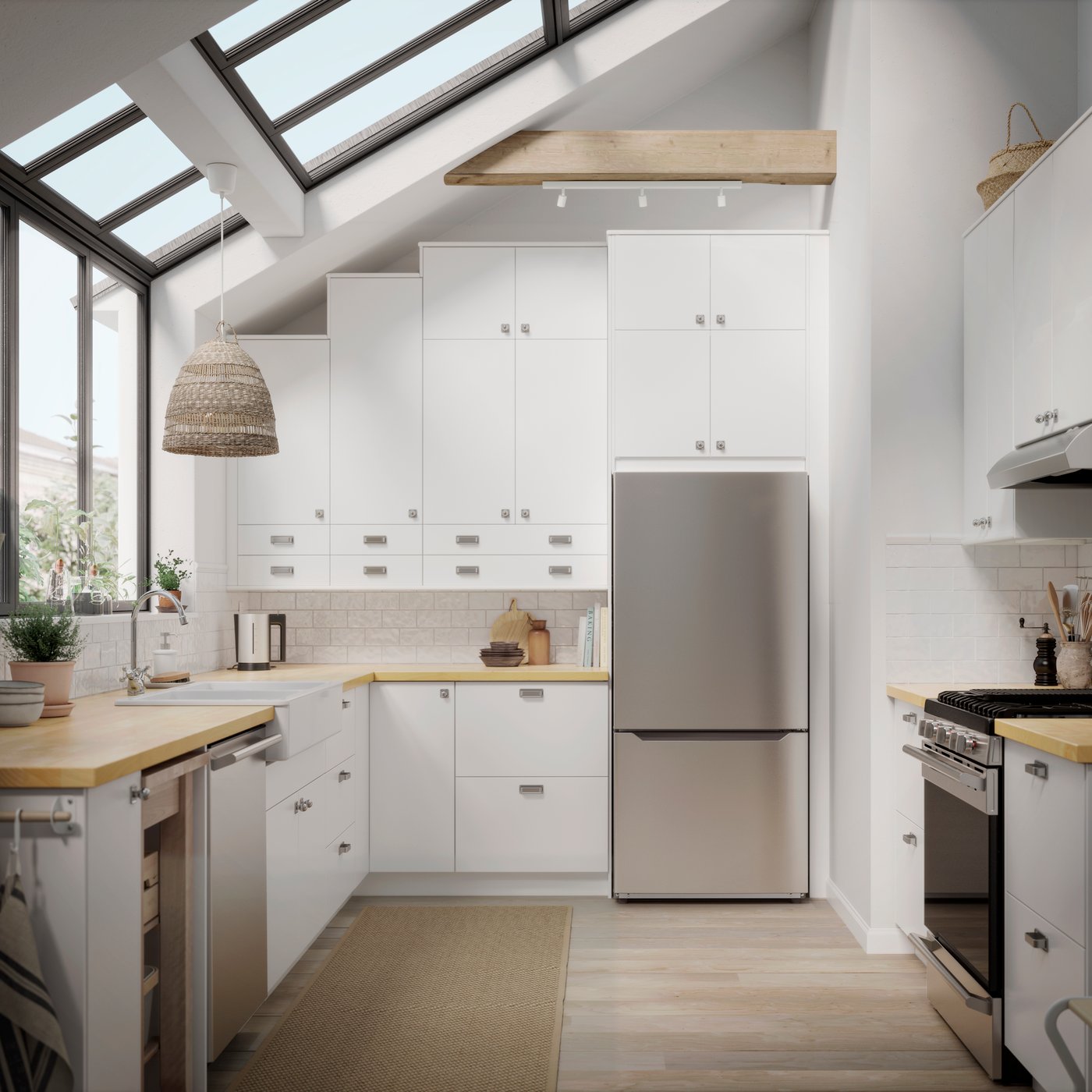 Cuisine blanche avec un réfrigérateur VÄLGRUNDAD