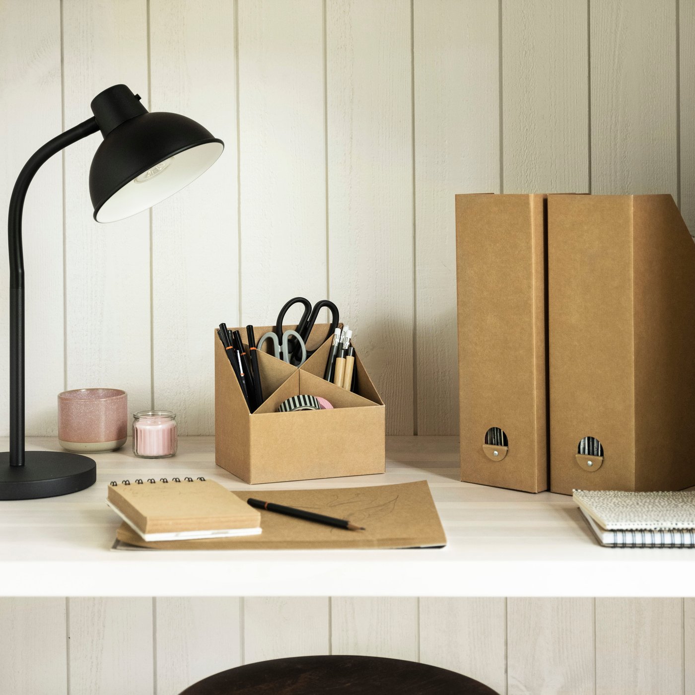 GÄRDESGÅRD natural desk organiser and natural magazine file on a desk.
