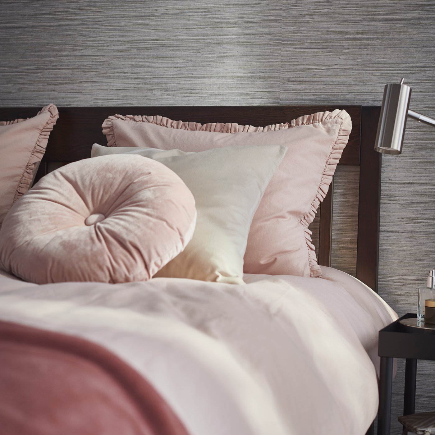 A light pink KRANSKRAGE quilt cover and pillowcase in the bedroom