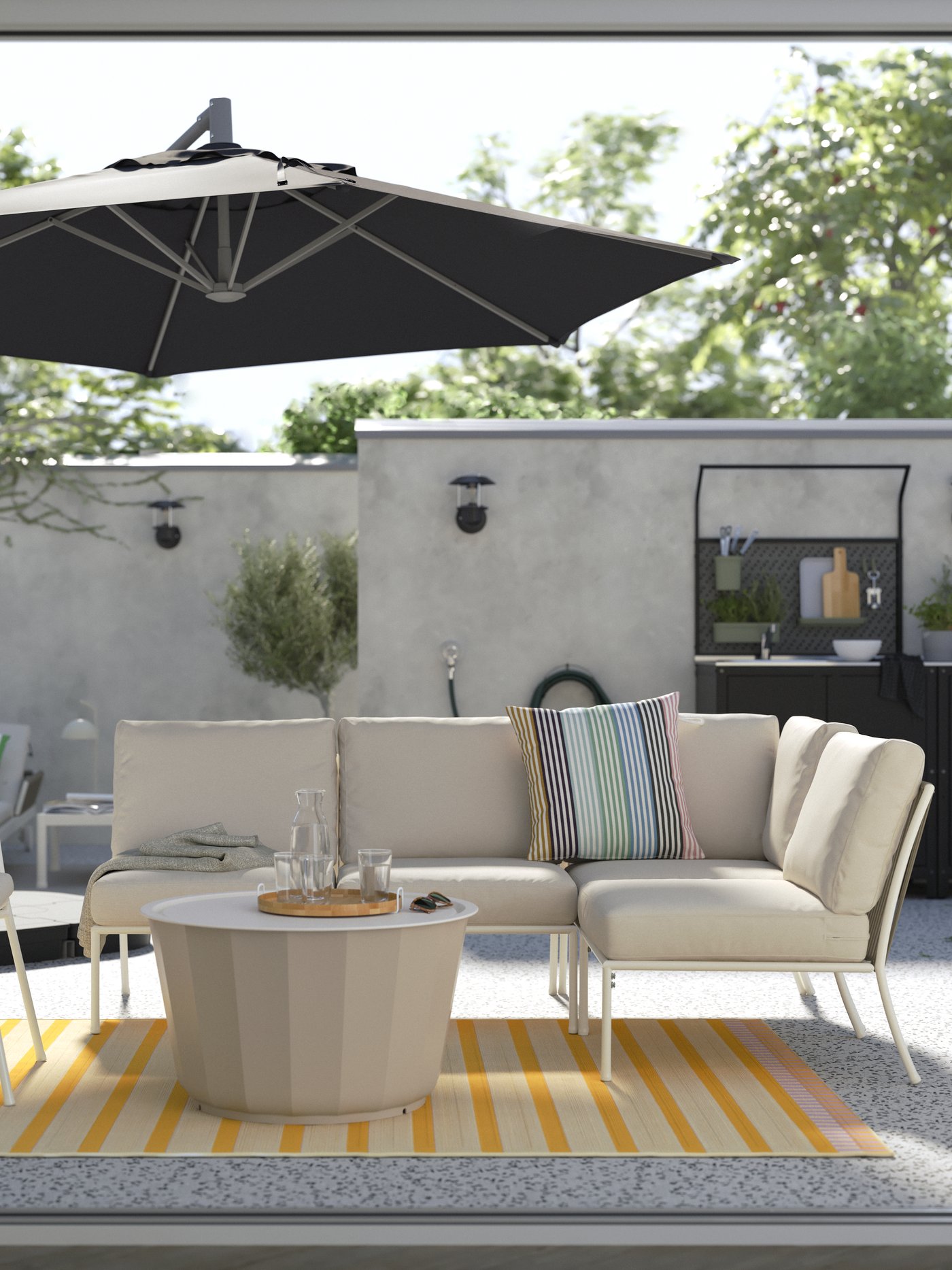 En udendørs SEGERÖN modulsofa i hvid/beige med FRÖSÖN/DUVHOLMEN betræk.