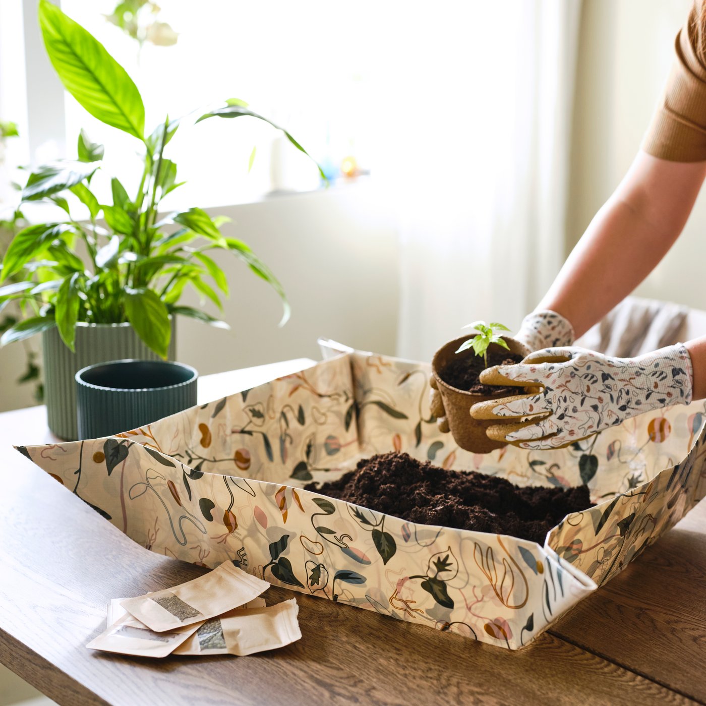 A sprout patterned off-white/yellow-brown DAKSJUS gardening gloves