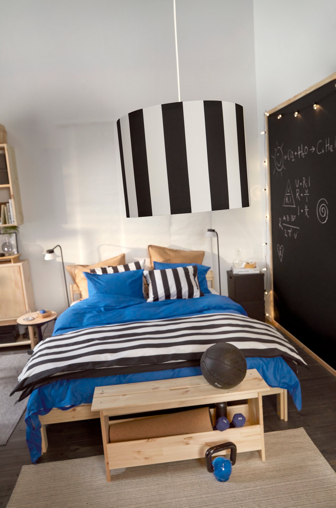 Une étagère IVAR en pin dans la chambre à coucher