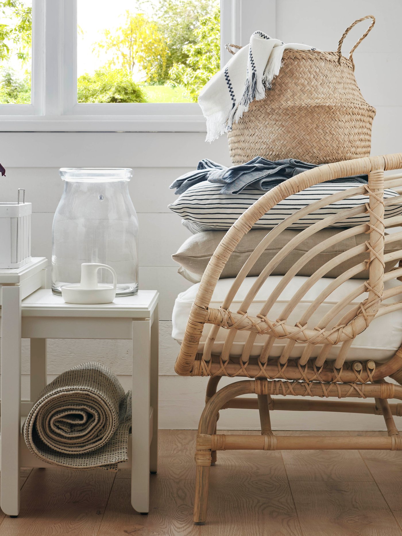 A clear glass BEGÄRLIG vase in the living room