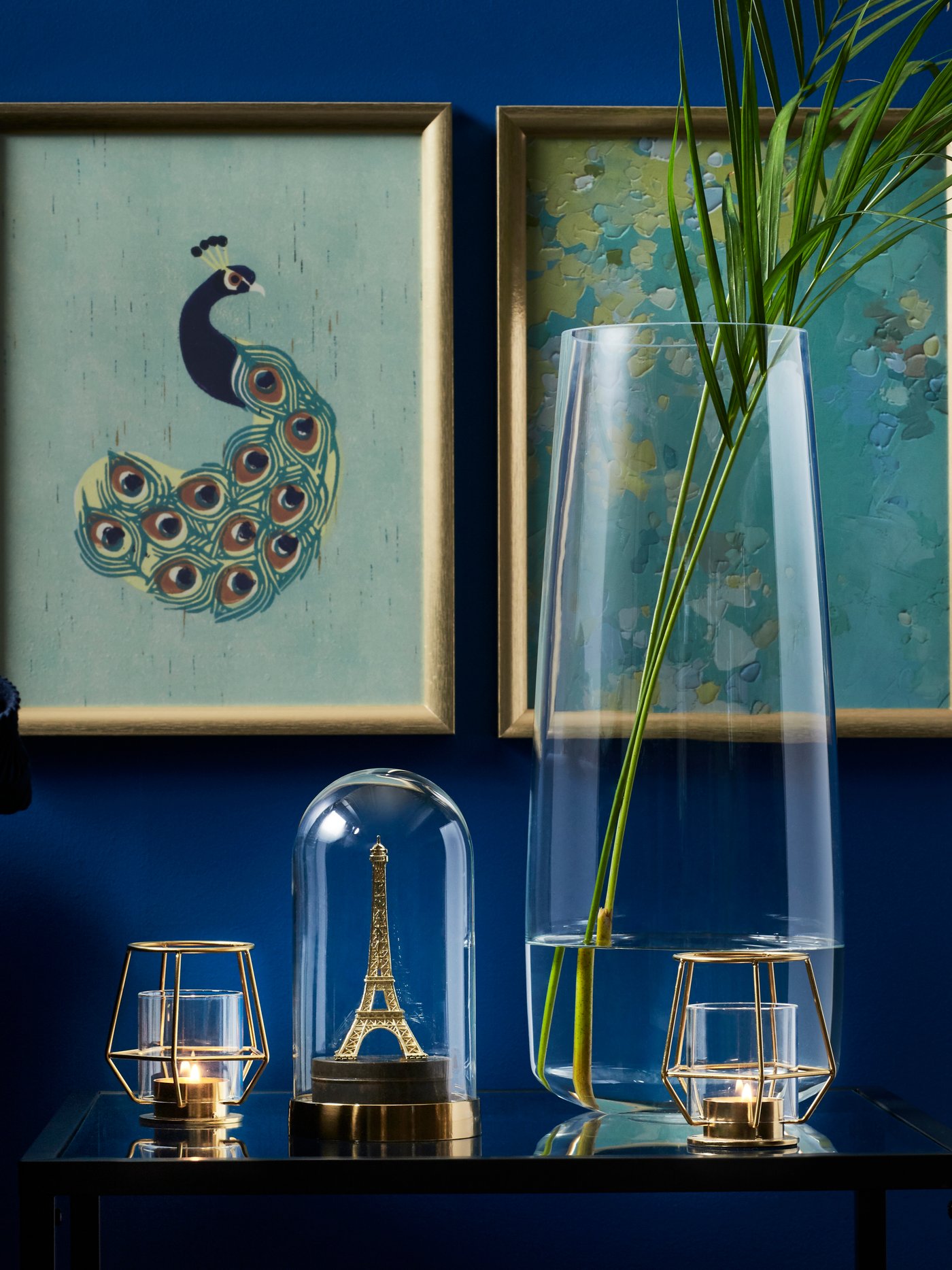 A clear glass/cork SAMMANHANG glass dome with base in the living room