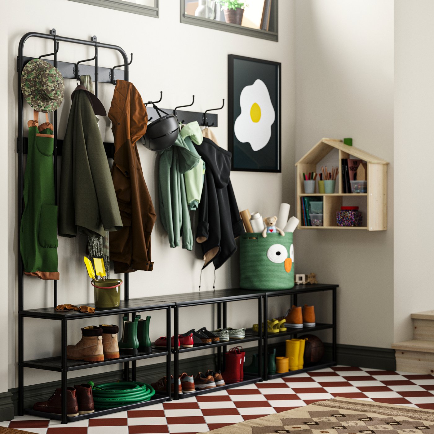 Un grande ingresso con scale che conducono in una cucina. Attaccapanni/panche NIPÅSEN e un banco da lavoro lungo le pareti.