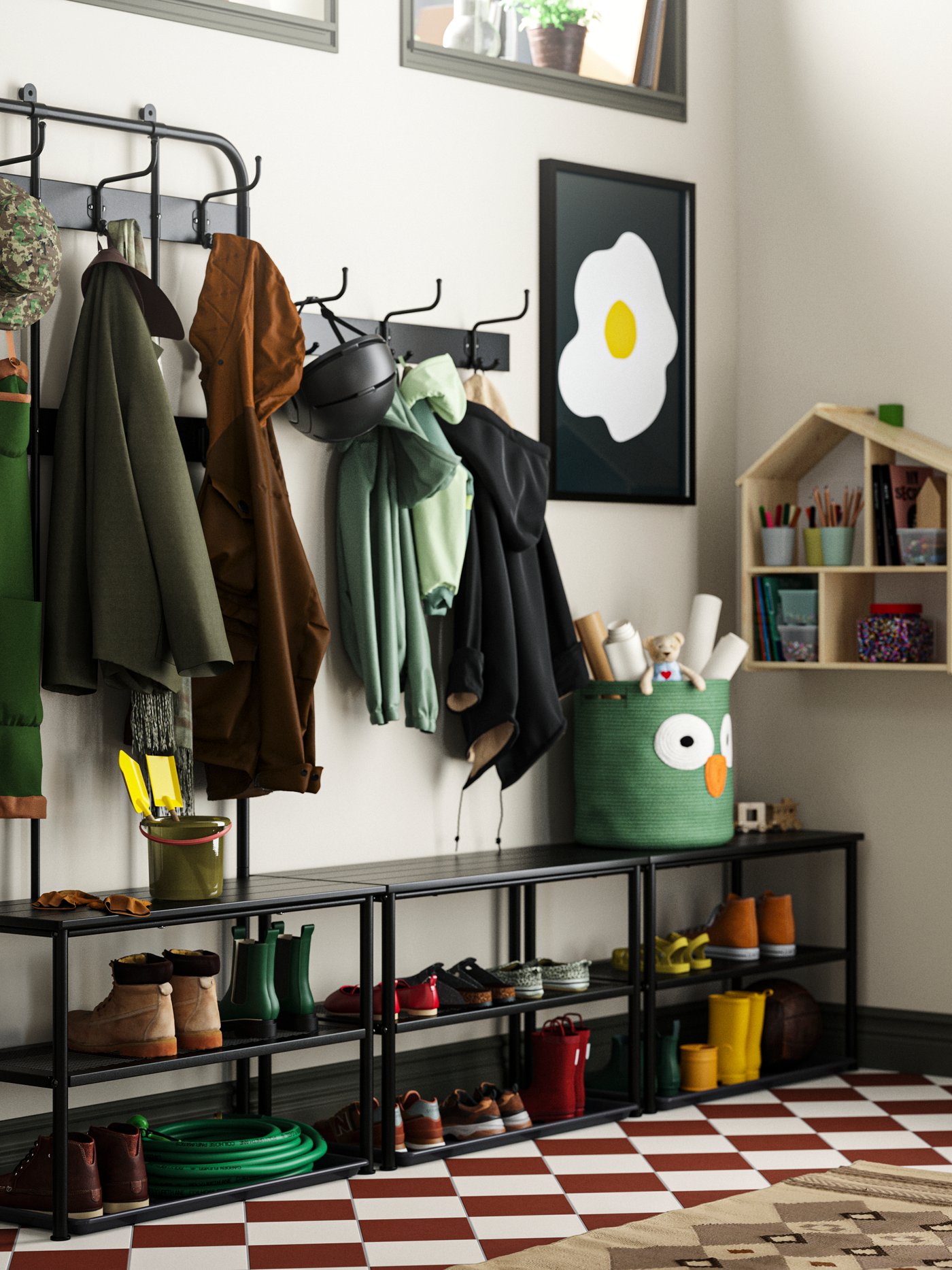 מסדרון גדול עם מדרגות המובילות למטבח. מתלה וספסלים של NIPÅSEN בתוספת ספסל עבודה לאורך הקירות.