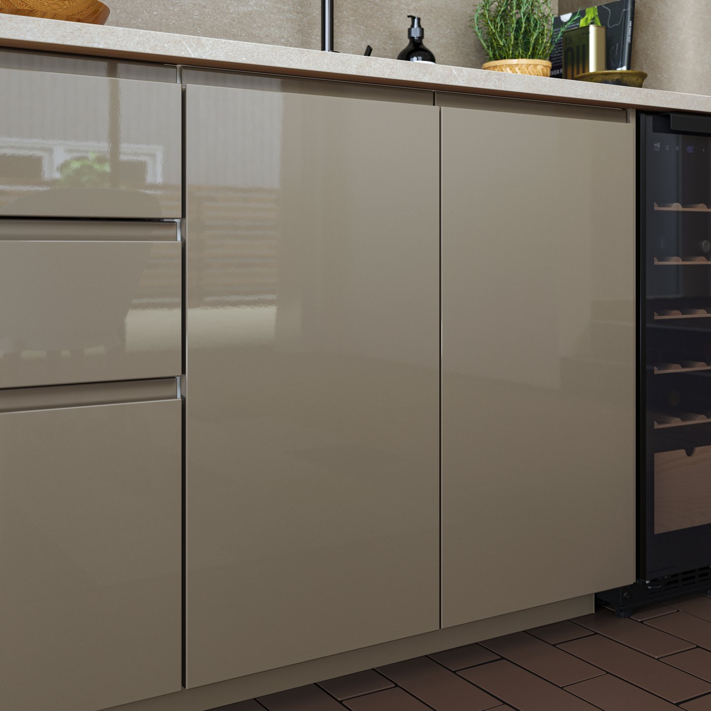 Underskabe i køkken med VOXTORP låger i højglans mørk gråbrun.