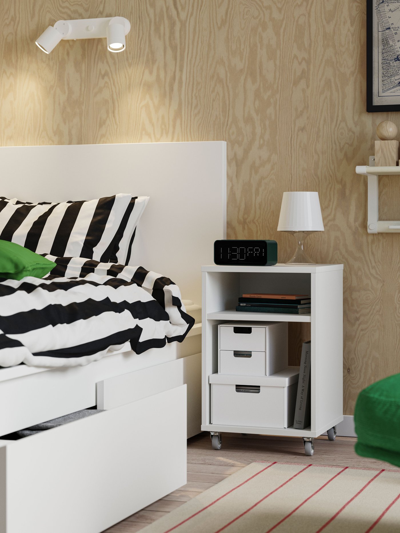 Une étagère murale SKOMAKARE blanche/peuplier dans la chambre