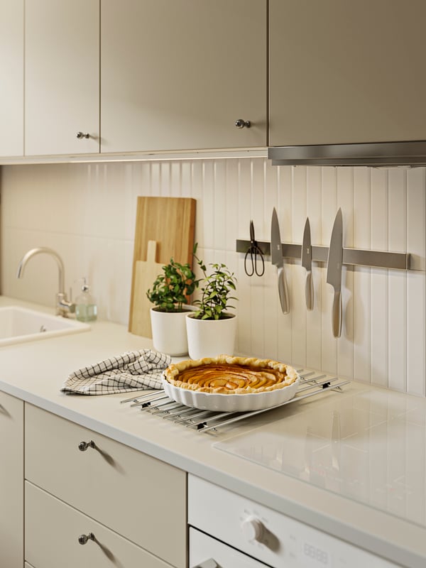A bamboo SYNSÄTT chopping board