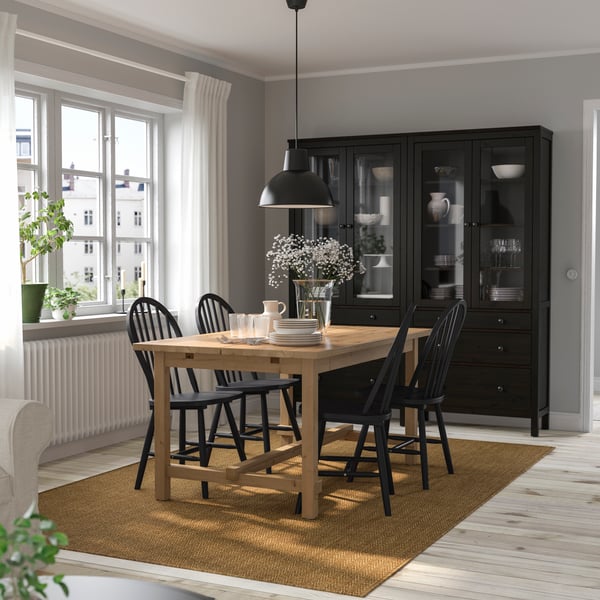 Ein antiker, schwarzer NORDVIKEN Tisch und 4 schwarze Stühle.