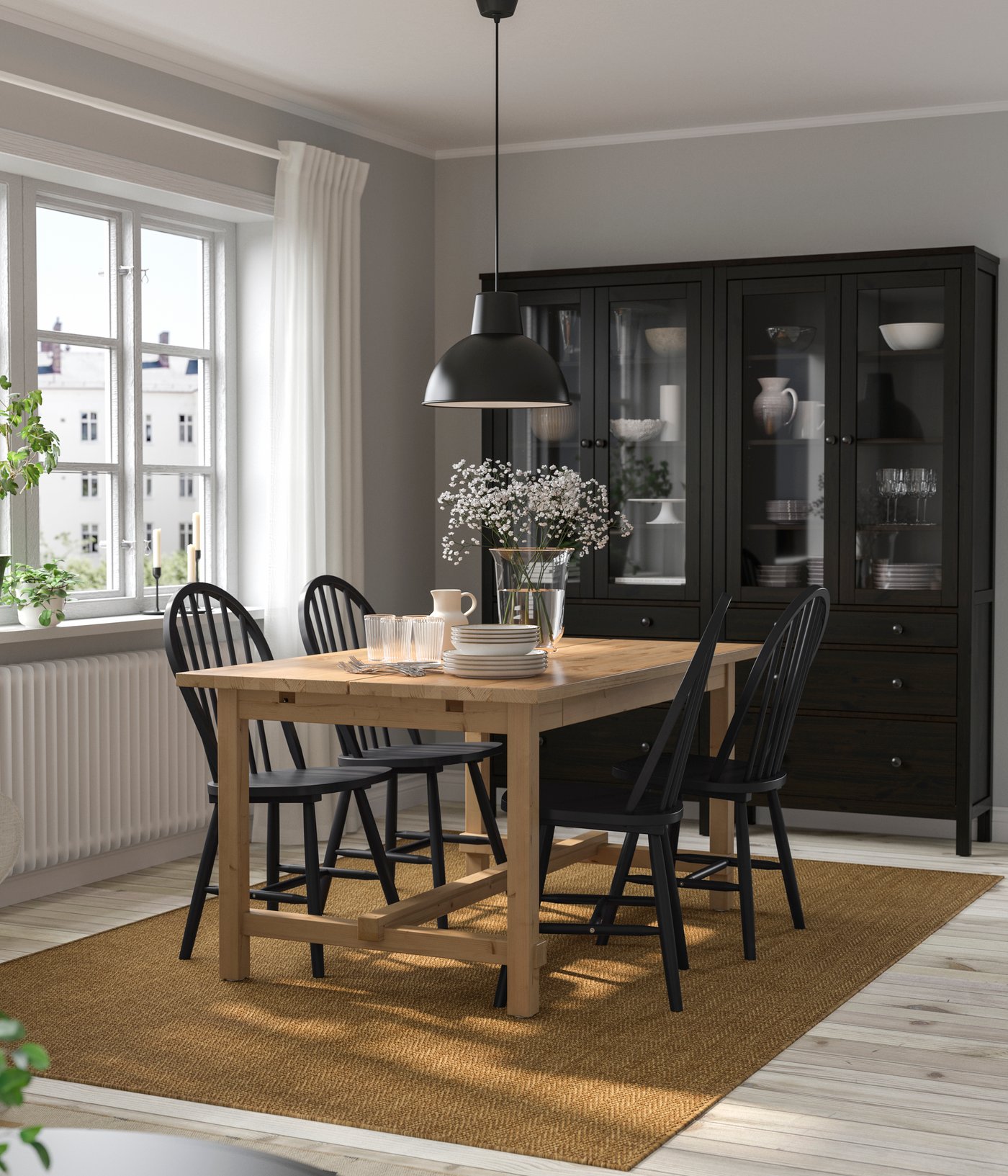 Ein antiker, gebeizter/schwarzer NORDVIKEN Tisch und vier Stühle im Esszimmer