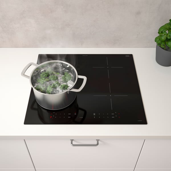 Une plaque de cuisson à induction IKEA 300 black TREVLIG dans la cuisine