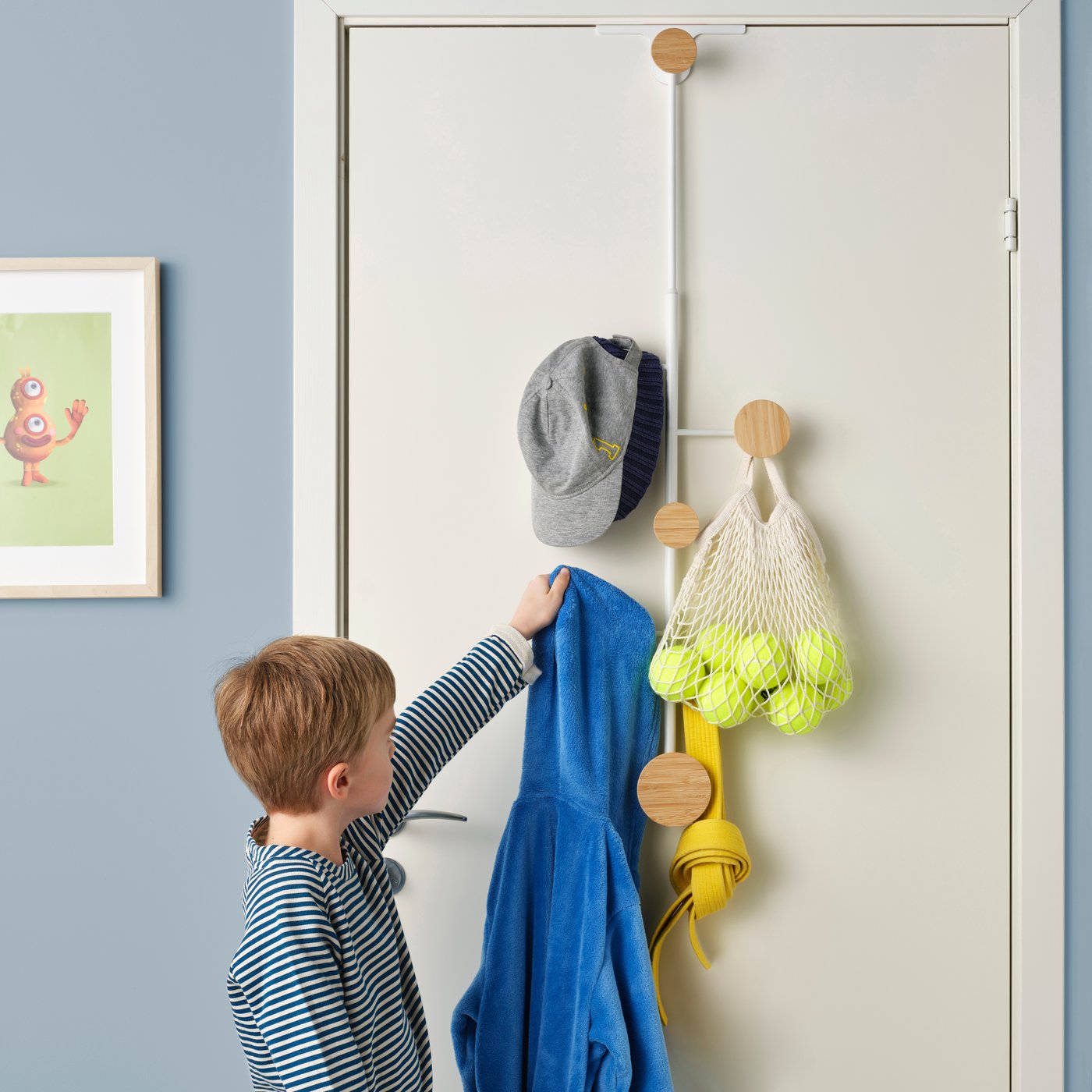 An adjustable BÄRFIS hanger for door in the hallway