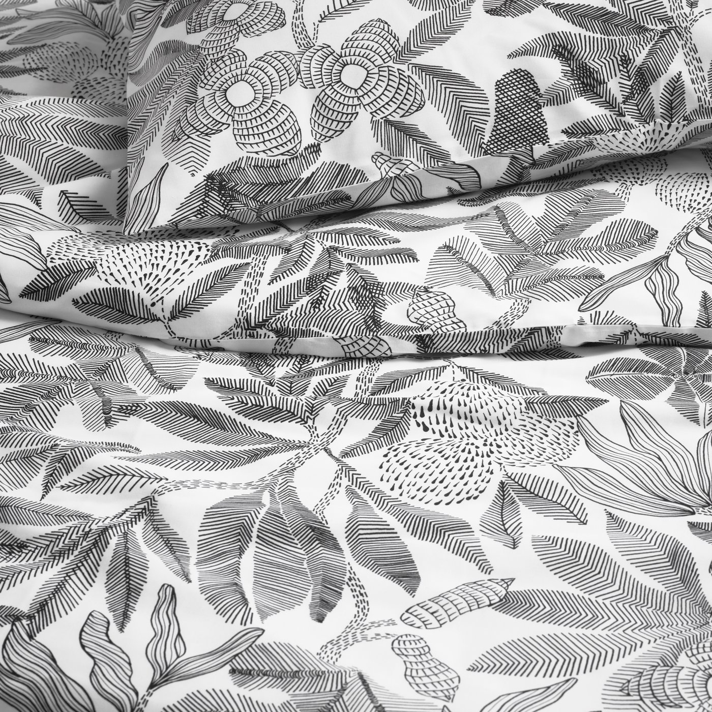 A white/black BROKDRACENA duvet cover and pillowcase