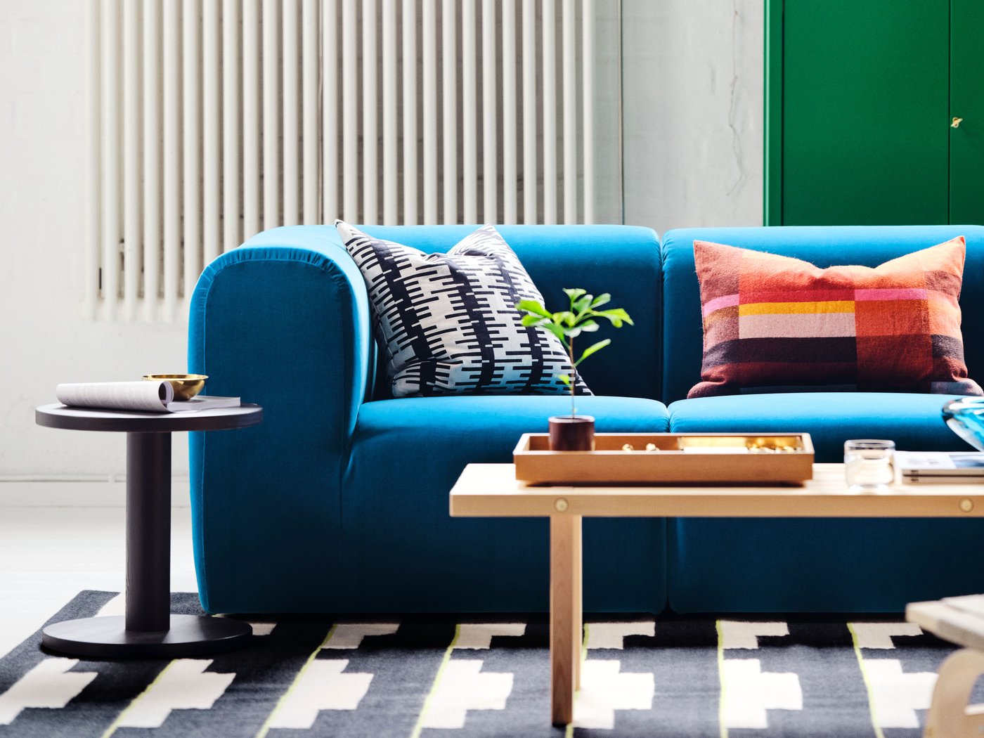 Pokój dzienny z niebieską sofą STOCKHOLM.