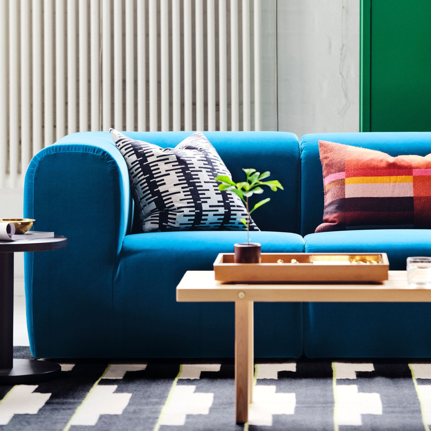 Pokój dzienny z niebieską sofą STOCKHOLM.