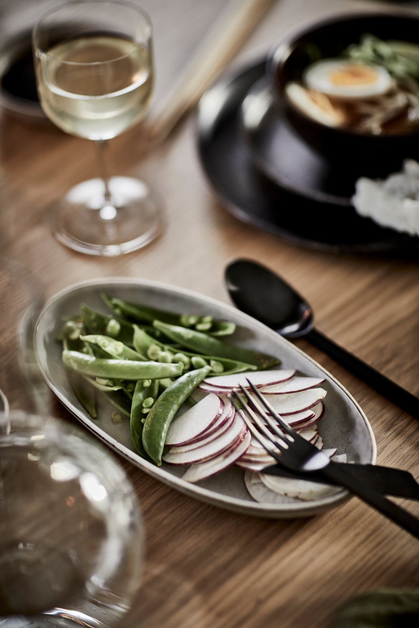 Ein grauer STOCKHOLM 2025 Servierteller 