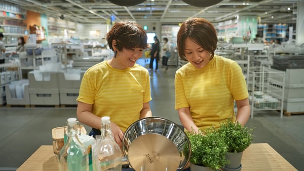 イケアのコワーカー（従業員）がストア内で働いている