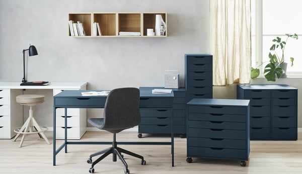 Una mesa LINNMON blanca