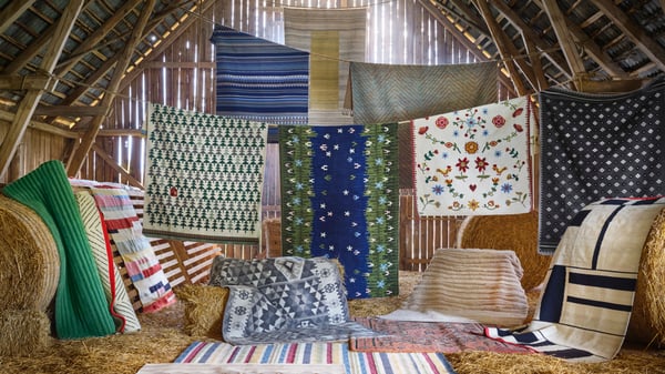 A shed filled with handmade rugs, including a BRÖNDEN and a GRODDSVINGEL rug.