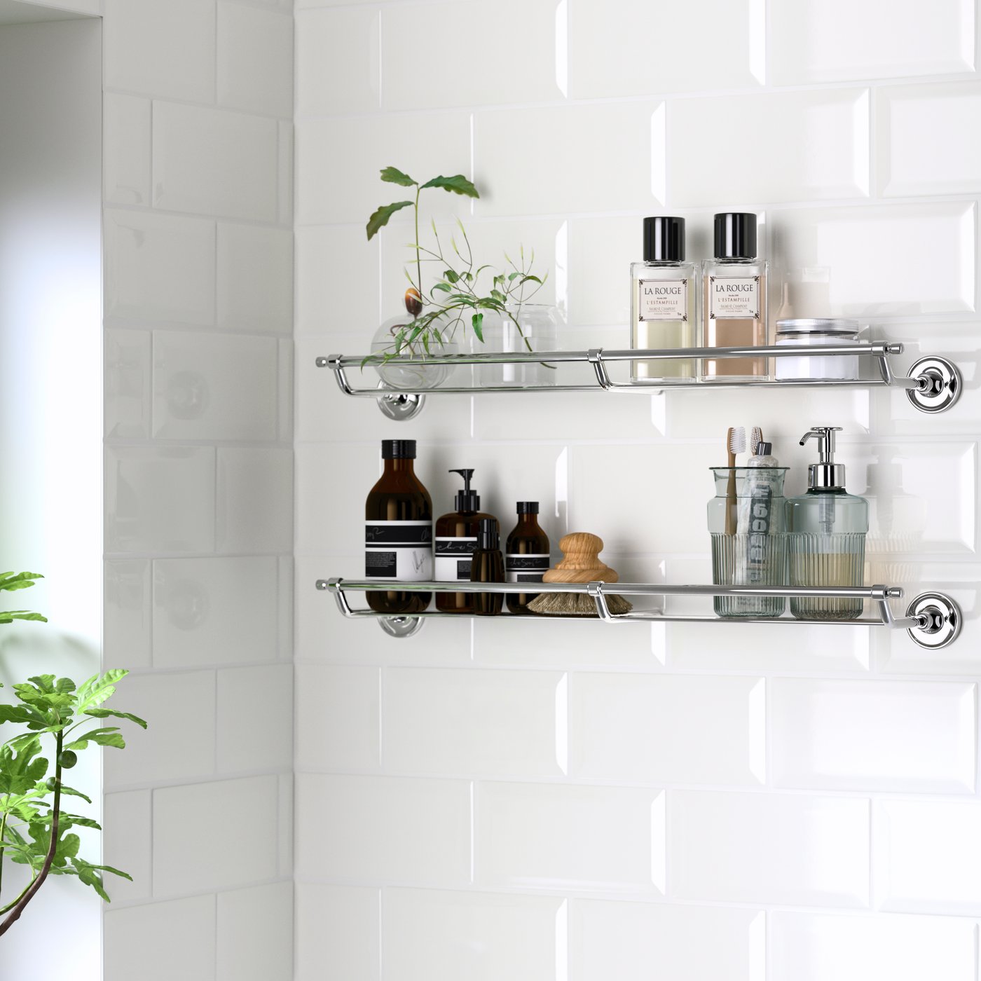 Una mensola a muro BROFJÄRDEN effetto cromo.