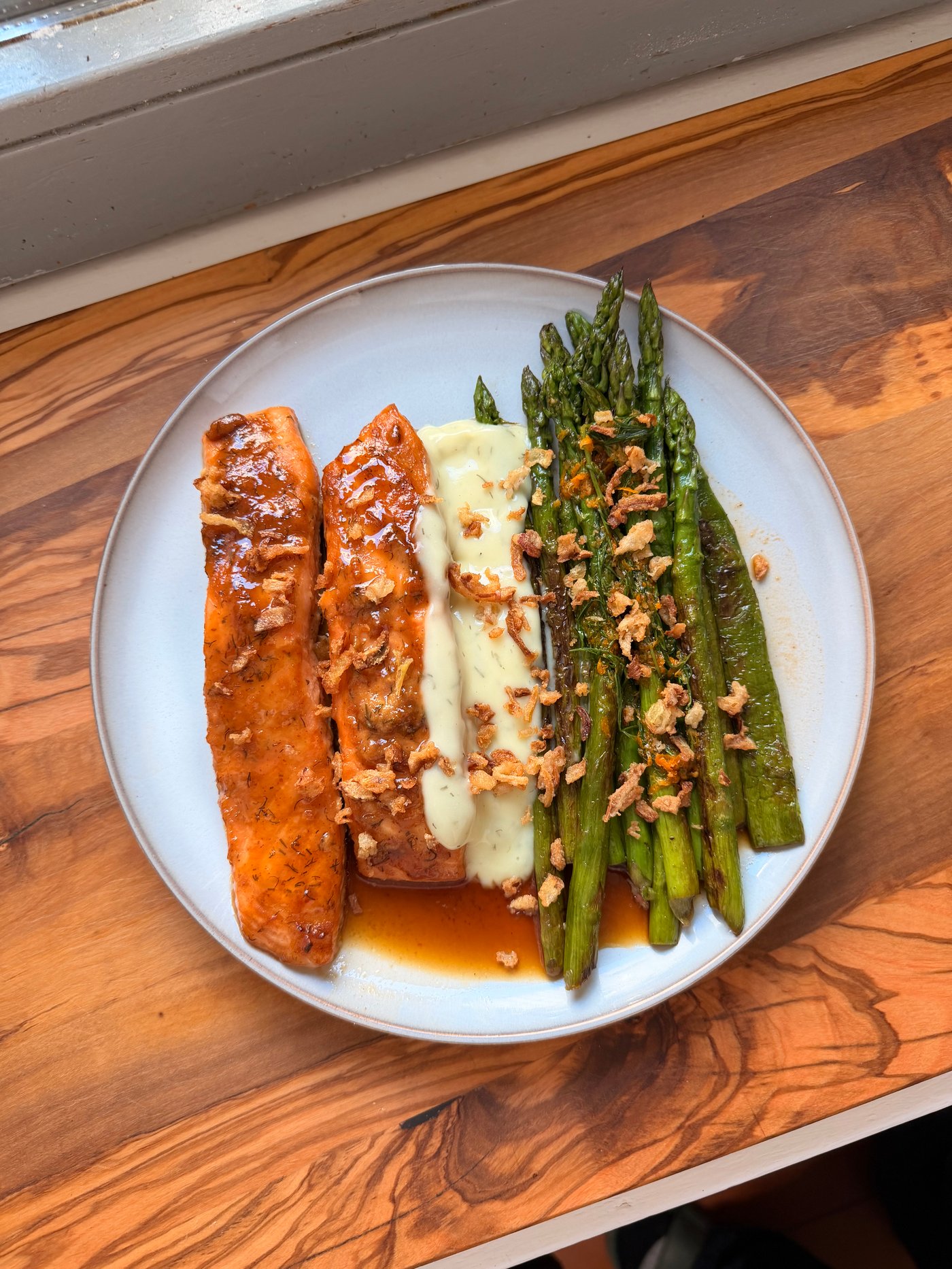 Salmone glassato al forno con asparagi saltati