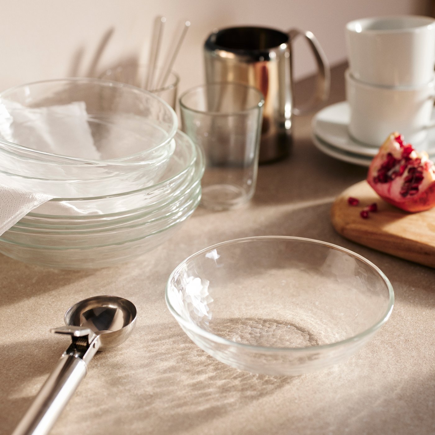 A glass/transparent STRANDKRABBA bowl