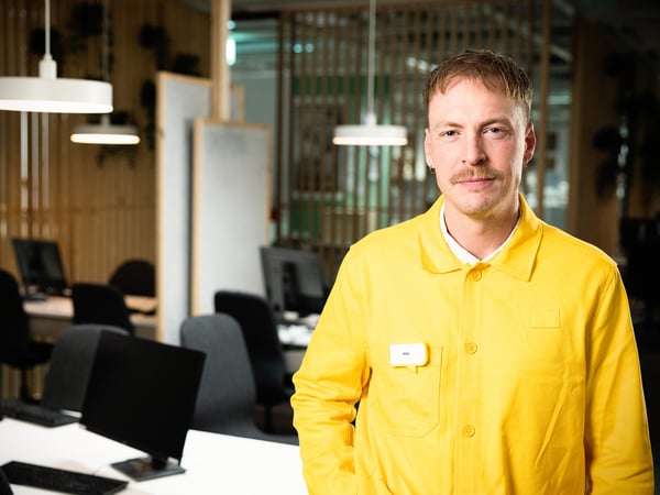 Pracownik IKEA w studiu planowania kuchni