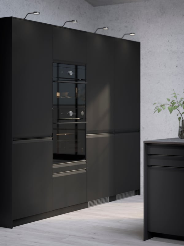 A kitchen with UPPLÖV anthracite fronts, a FINSMAKARE forced air oven with pyro steam function and a FINSMAKARE micro combi.