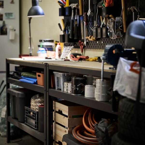A dark grey TERTIAL work lamp in the garage