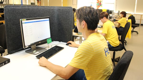 イケアのコワーカーがパソコンで仕事をしている