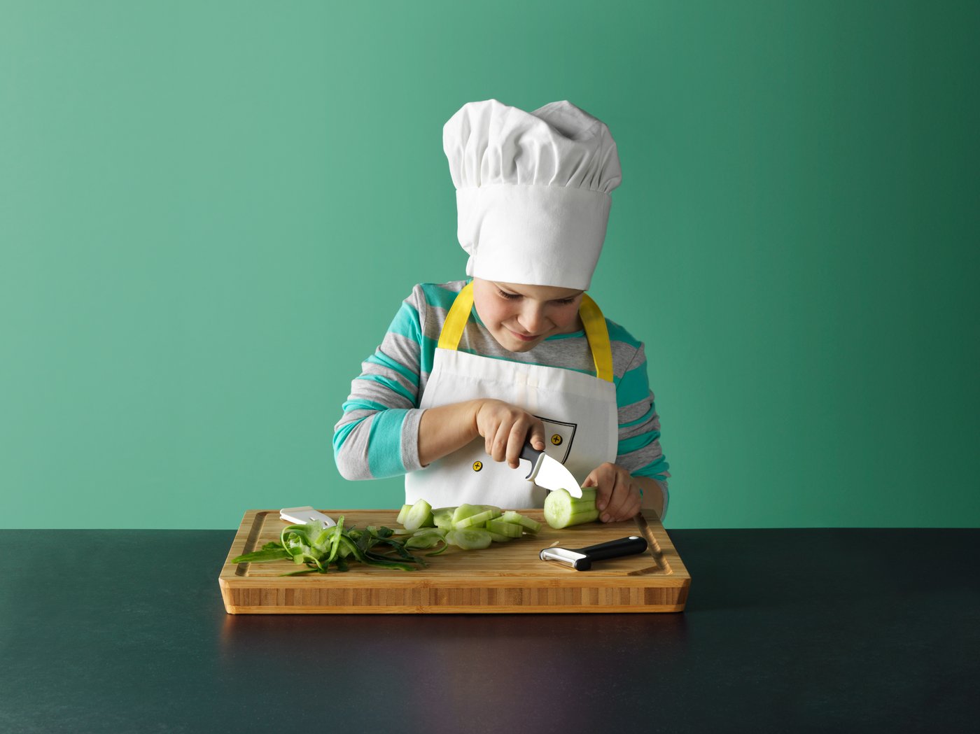 Un couteau et un éplucheur SMÅBIT noir/blanc