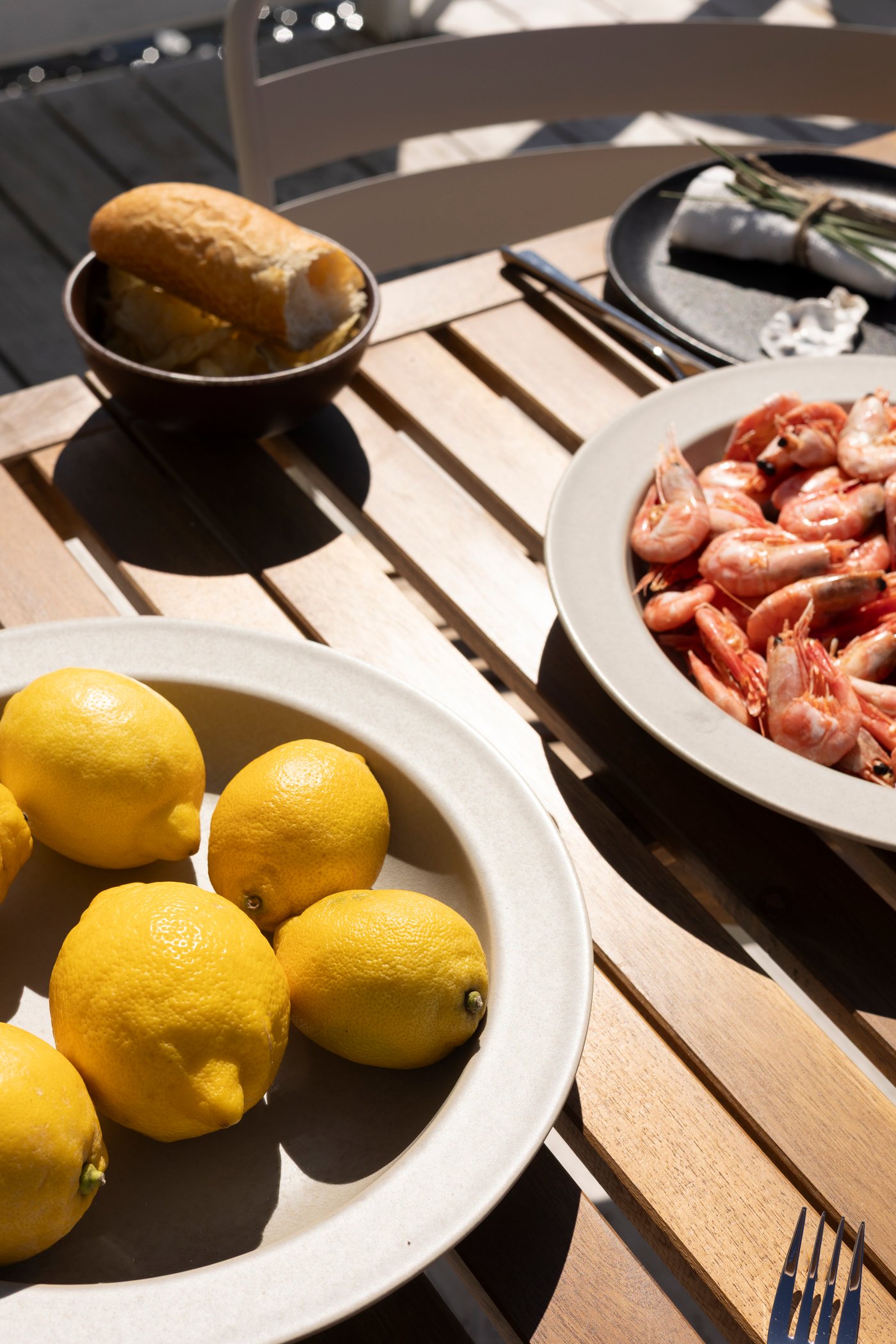STOCKHOLM tallerkner på bordet med sitron og reker.