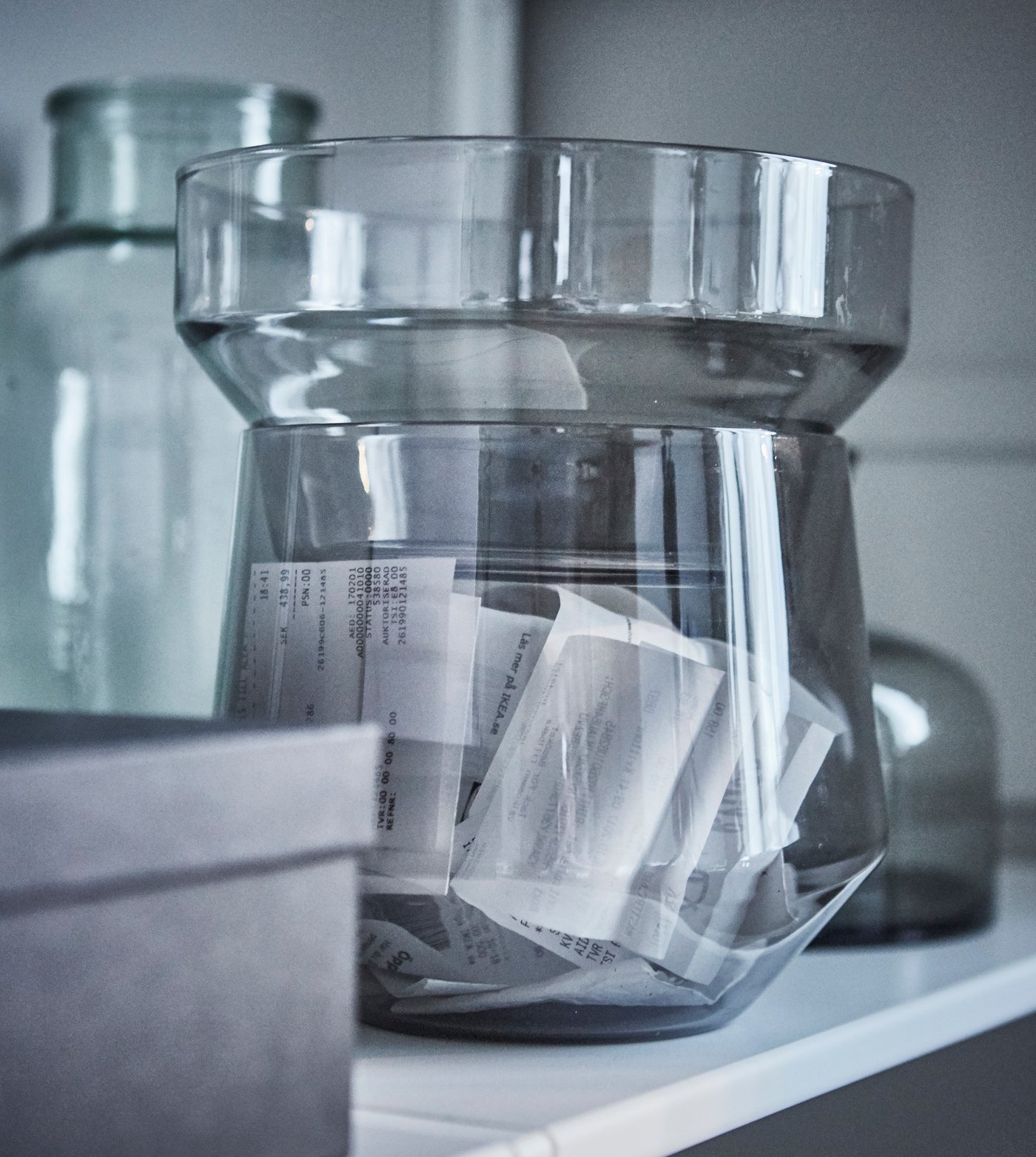 Crea uno spazio di lavoro moderno in soggiorno organizzando con stile i materiali da ufficio. Da IKEA trovi il set di tre vasi IKEA PS 2017 in vetro trasparente grigio, ideali per conservare le ricevute. Quando non si utilizzano, si possono impilare.