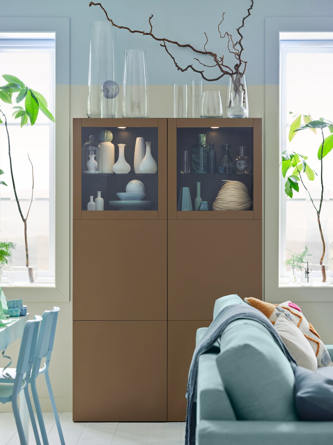 An aluminium-colour VAXMYRA LED spotlight in the living room