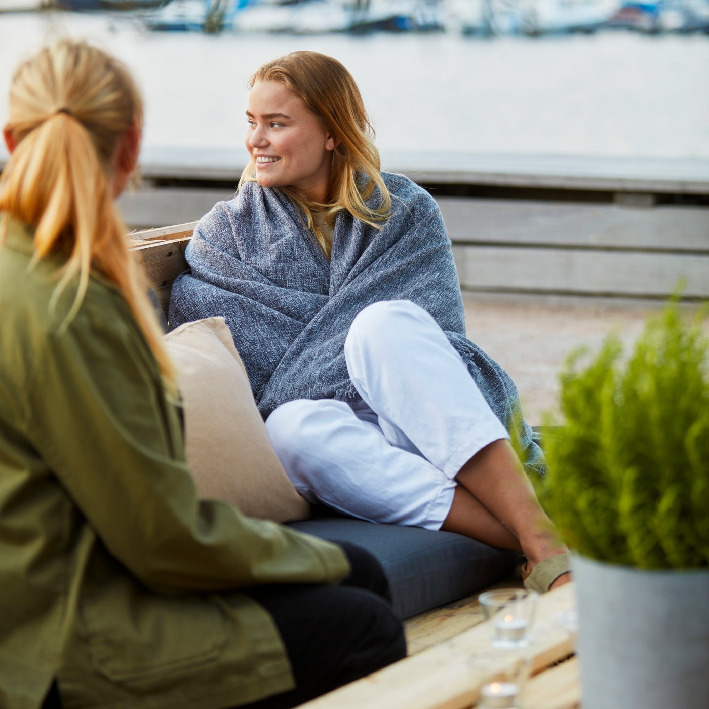 Coixins per a palets amb dues persones a l'aire lliure.