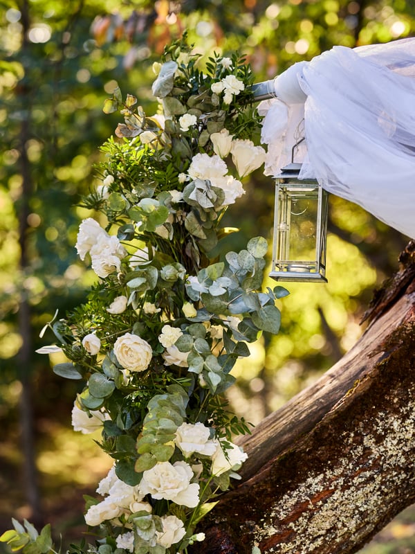 14 façons de présenter ses guirlandes de fleurs à son mariage