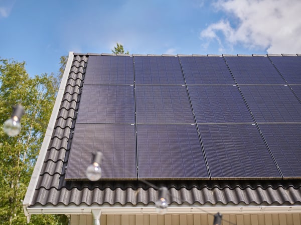 Il dettaglio di un tetto con impianto fotovoltaico 