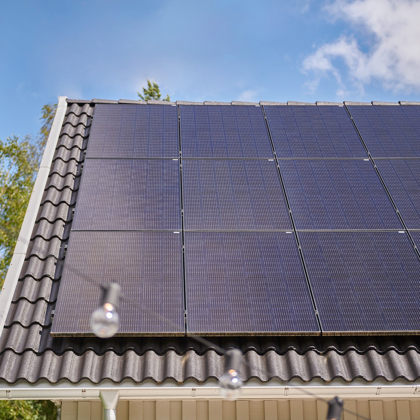 Il dettaglio di un tetto con impianto fotovoltaico