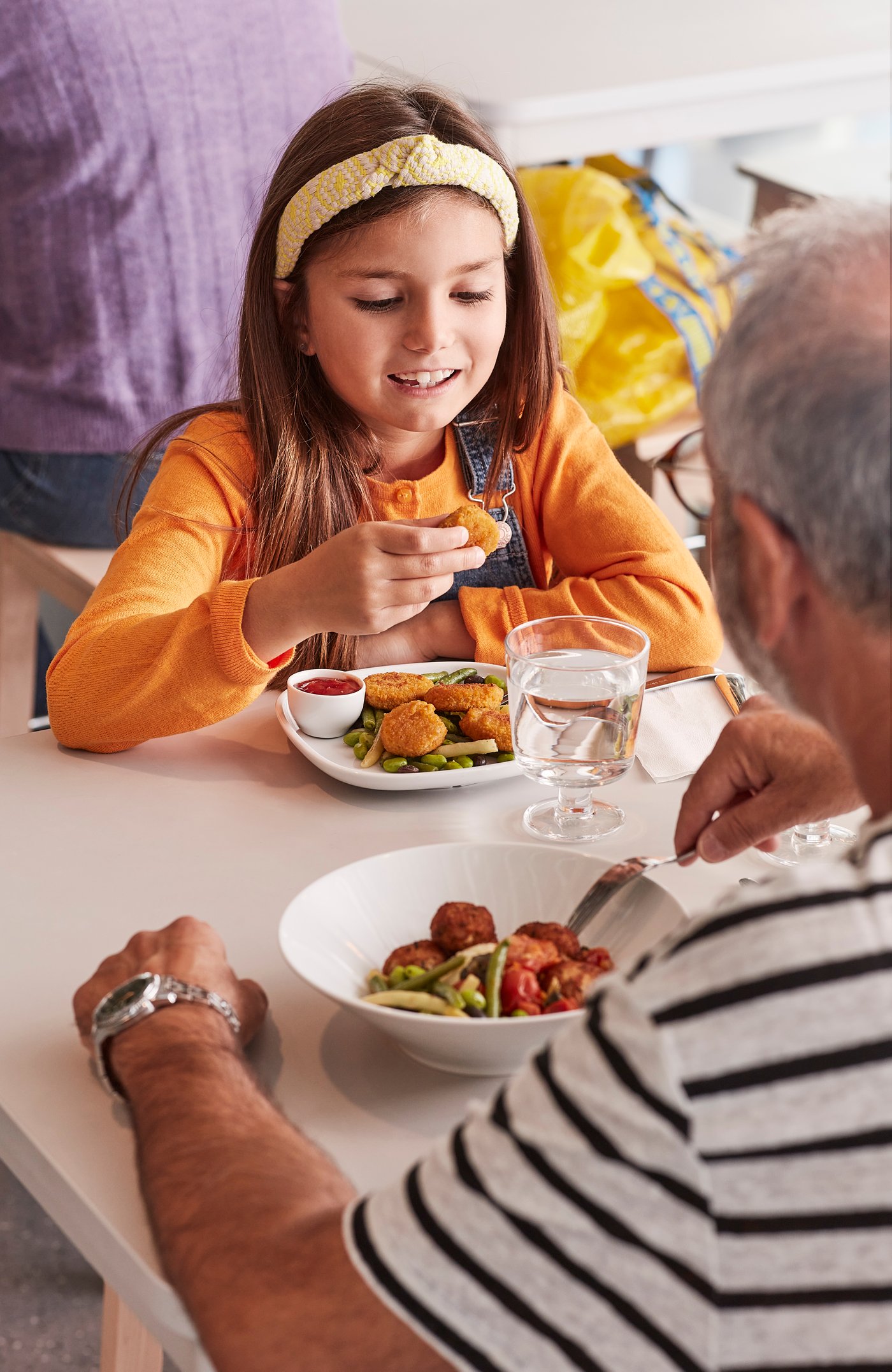Jeune fille mangeant au restaurant IKEA avec sont grand père