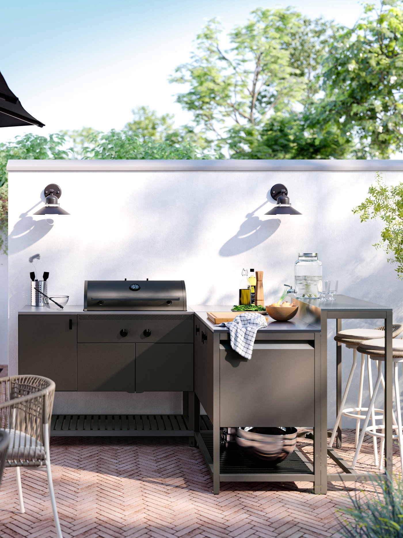 Es ist ein dunkelgrauer BÅTSKÄR Tisch für draußen mit Gasgrill+Bartisch zu sehen.