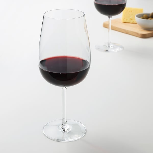 Unha copa transparente STORSINT con viño tinto