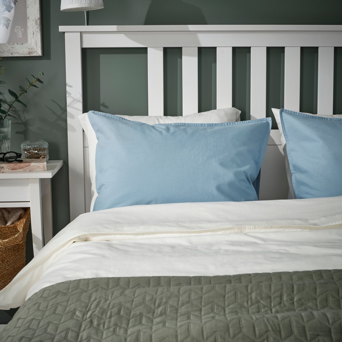A blue-grey ÄNGSLILJA pillowcase