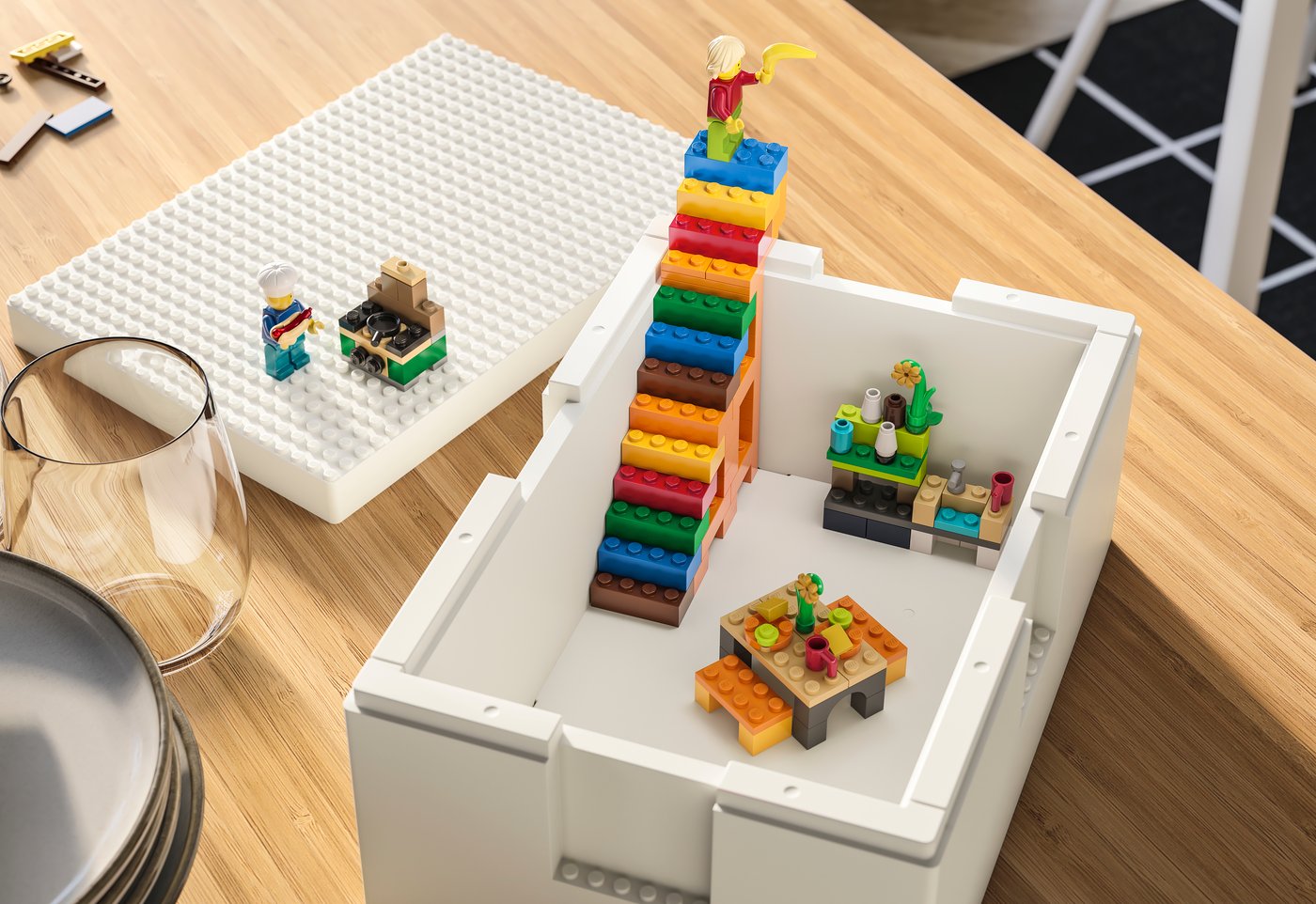 Una caja blanca con una cocina montada con bloques de LEGO en su interior.