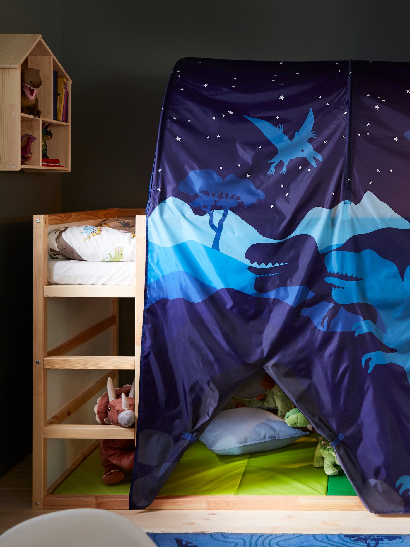 A white/pine KURA reversible bed in the childrens room