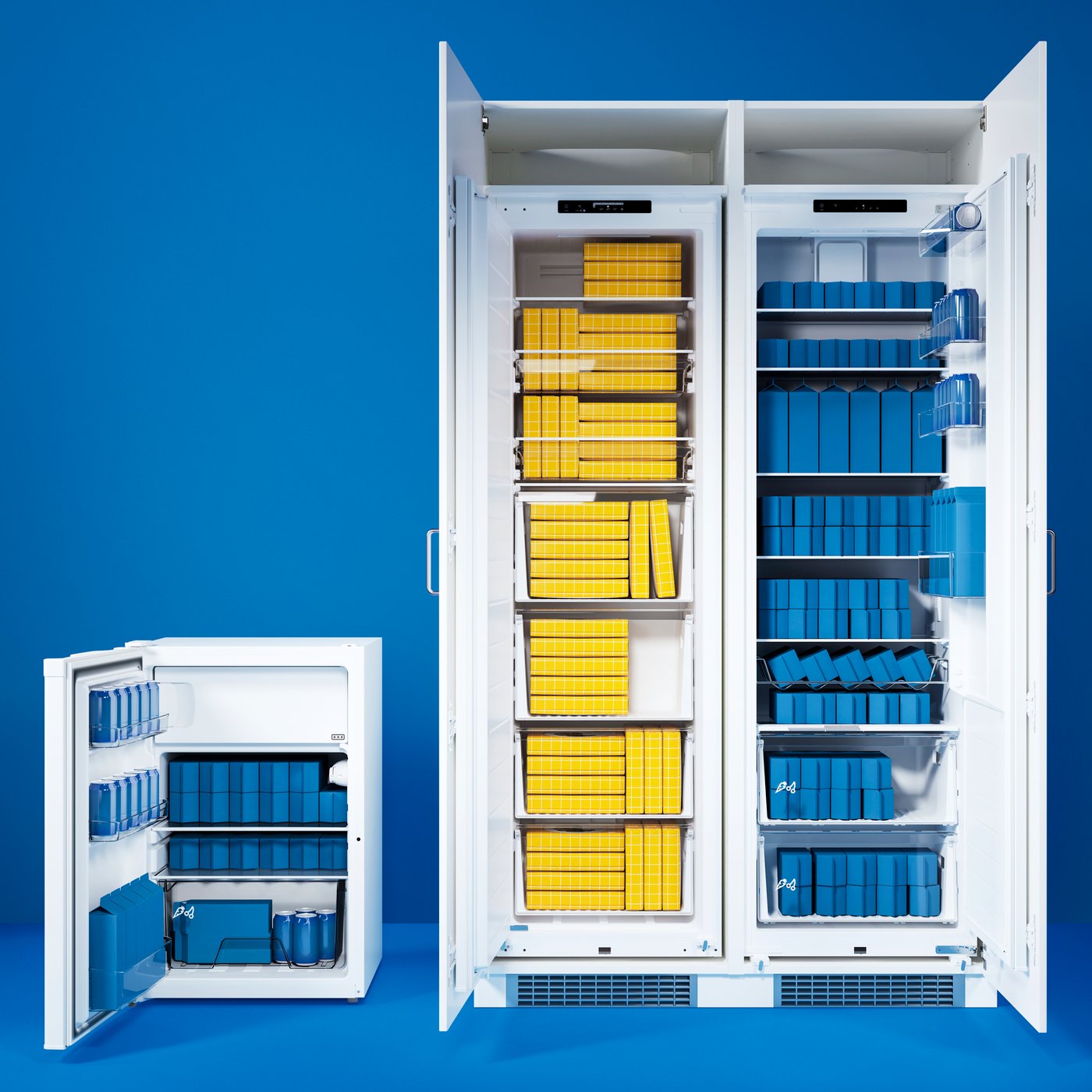 Un petit réfrigérateur LAGAN avec compartiment congélateur à côté d’un réfrigérateur encastrable FORSNÄS et d’un congélateur FORSNÄS.