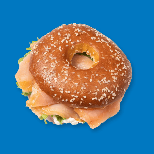 Bagel con salmone affumicato, formaggio fresco e rucola
