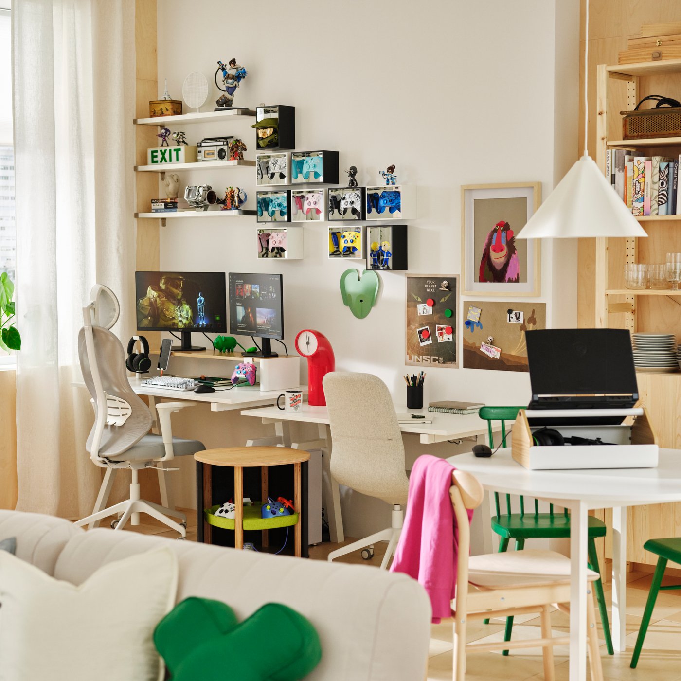 Une coque de chaise Gunnared beige à dossier haut dans le salon